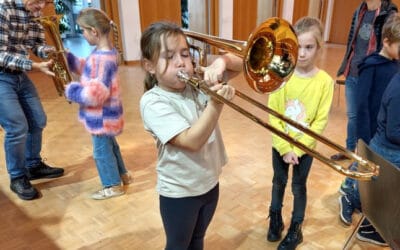 Musikgesellschaft Steinach stellt den 2. Klasskindern die Instrumente vor!