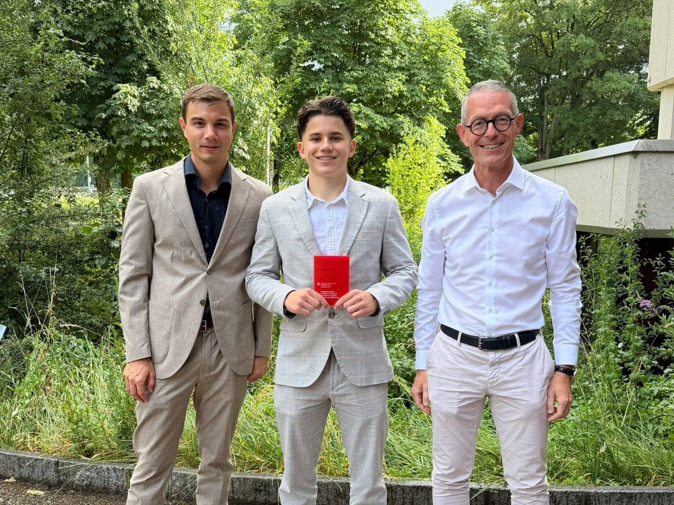 v. l. Manuel Keel (Berufsbildner), Halid Haliti (Lehrabgänger), Michael Aebisegger (Gemeindepräsident)